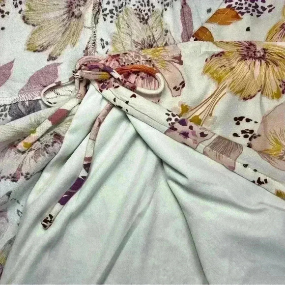 Lovestitch Alanna Flutter Sleeve Mini Wrap Dress Size Small - Picture 9 of 13